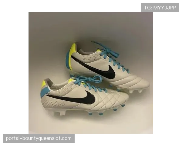 某运动品牌发布2026年春季足球鞋系列，主打“提升传中球旋转与控制”科技